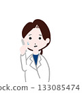 一位身穿白大褂的女子神情憂慮地打電話。 133085474