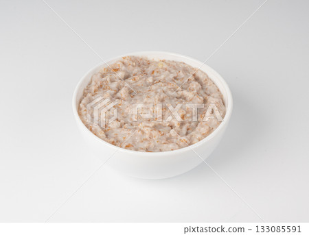 Cooked spelt in bowl. Oatmeal milk porridge, boiled emmer or spelt, healthy cereal food 133085591