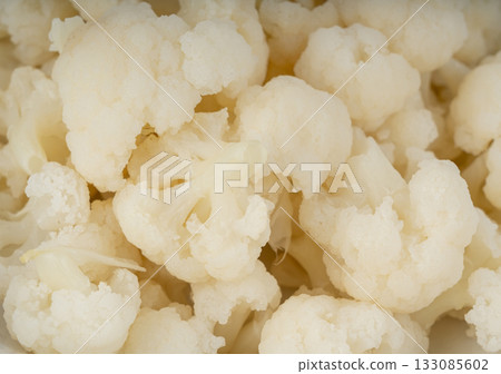 Steamed cauliflower pieces close up Steamed cauliflower pieces close up 133085602