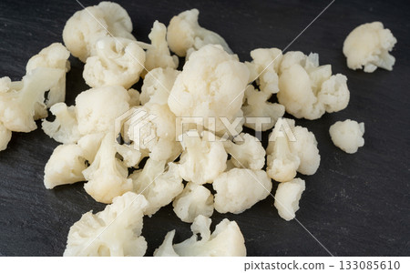 Steamed cauliflower pieces close up 133085610