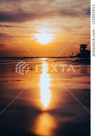 夕陽染紅的海邊和沙灘的倒影 133085653