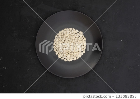 White kidneys on black plate. Top view. Flat lay 133085853