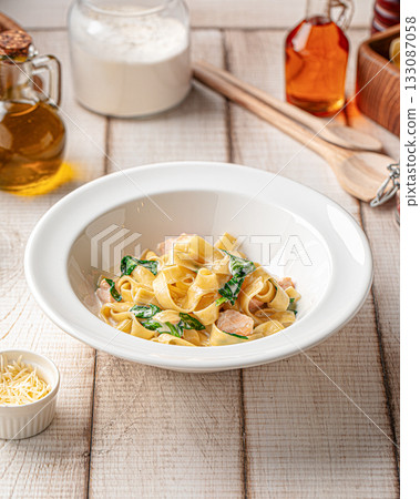 Pasta tagliatelle with salmon and spinach 133087058