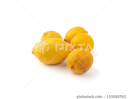Old dried lemons. Fruits with darkened skins 133088762