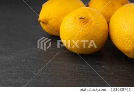 Old dried lemons. Fruits with darkened skins 133088765