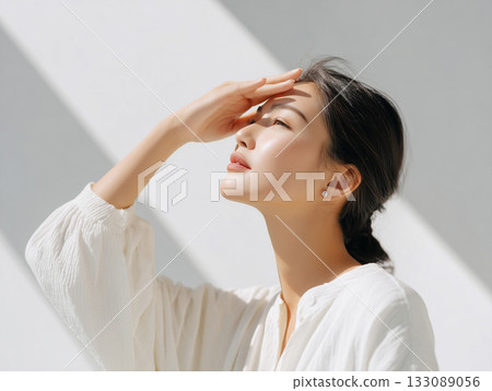 光線下,一位美麗女性的側臉自然肖像 光線下,一位美麗女性的側臉自然肖像 133089056