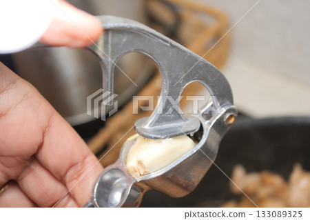 How to use a garlic press for cooking preparation How to use a garlic press for cooking preparation 133089325