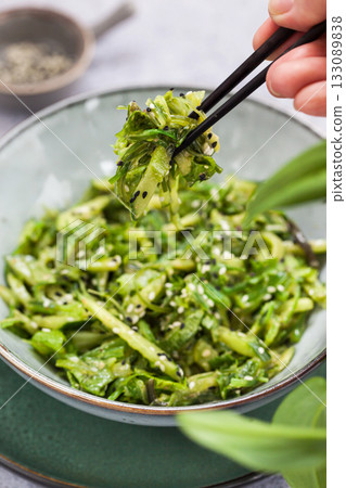 Asian style wakame seaweed or sea mustard, cucumbers, green lettuce and sesame seeds fresh salad 133089838