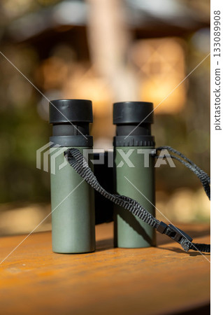 秋日森林與雙筒望遠鏡 133089908