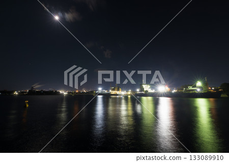 Factory night view with the moon and sea reflection (Oita City, Oita Prefecture) 133089910