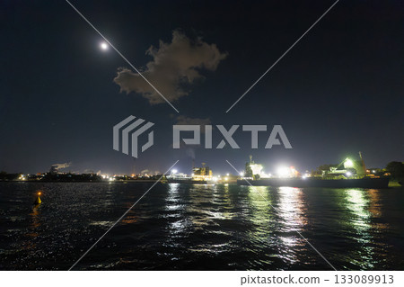 Factory night view with the moon and sea reflection (Oita City, Oita Prefecture) 133089913