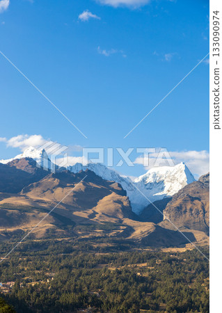 Aerial view of the town of Huaraz, Ancash. 133090974