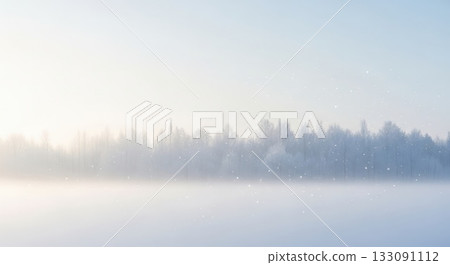 極簡主義背景，展現了靜謐的冬日森林和樹木的剪影。 133091112