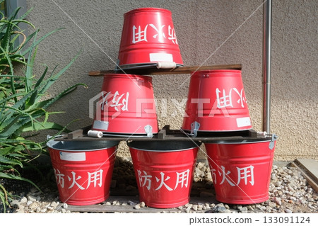堆疊的消防桶 133091124