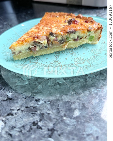 Slice of homemade apple pie, on plate 133091167