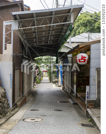 通往神社的路上有一條小拱廊。 133092010