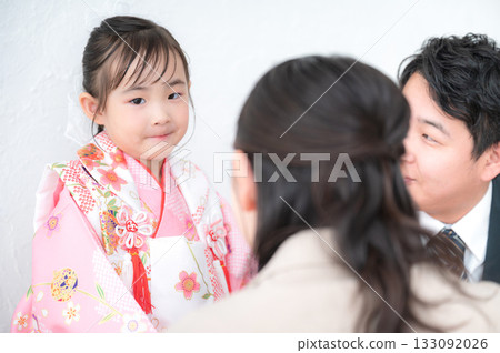 Image of a family taking a commemorative photo for Shichi-Go-San Happy Shichi-Go-San Image of a family taking a commemorative photo for Shichi-Go-San Happy Shichi-Go-San 133092026