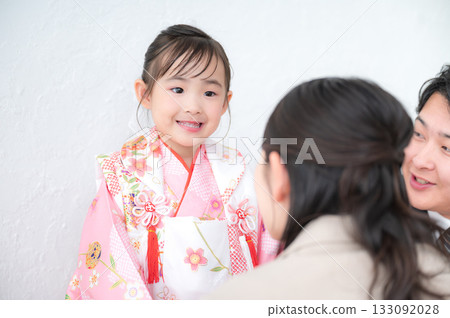 Image of a family taking a commemorative photo for Shichi-Go-San Happy Shichi-Go-San Image of a family taking a commemorative photo for Shichi-Go-San Happy Shichi-Go-San 133092028