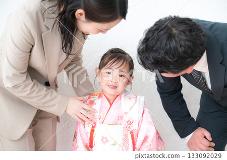 Image of a family taking a commemorative photo for Shichi-Go-San Happy Shichi-Go-San 133092029