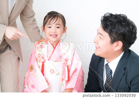 Image of a family taking a commemorative photo for Shichi-Go-San Happy Shichi-Go-San Image of a family taking a commemorative photo for Shichi-Go-San Happy Shichi-Go-San 133092030