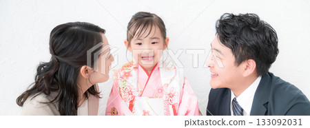 Image of a family taking a commemorative photo for Shichi-Go-San Happy Shichi-Go-San Image of a family taking a commemorative photo for Shichi-Go-San Happy Shichi-Go-San 133092031