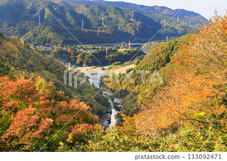 Jinzu Gorge at its best when the autumn leaves are in full bloom 133092471