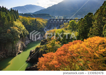 Jinzu Gorge at its best when the autumn leaves are in full bloom 133092478