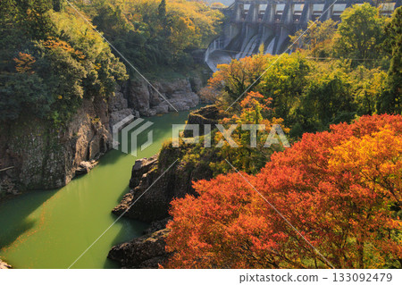 Jinzu Gorge at its best when the autumn leaves are in full bloom Jinzu Gorge at its best when the autumn leaves are in full bloom 133092479