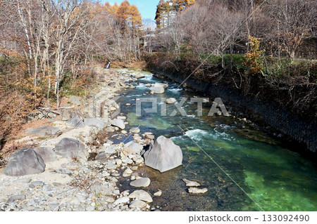 The Osaru River seen from the bridge at Kitayuzawa Onsen in autumn 133092490