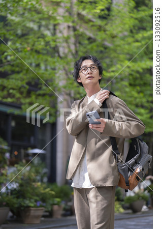 一個三十多歲的男人用智能手機 133092516