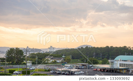 Shinkansen在夕陽下運行 133093692