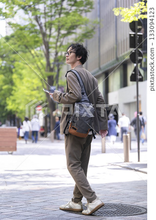 一名30多歲的男子在城裡散步 133094123