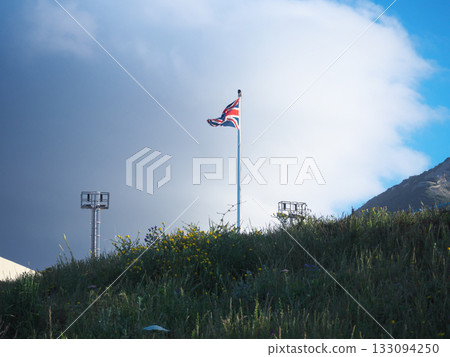 直布羅陀海峽，歐羅巴角燈塔附近飄揚的旗幟，日出，四月初的清晨 133094250