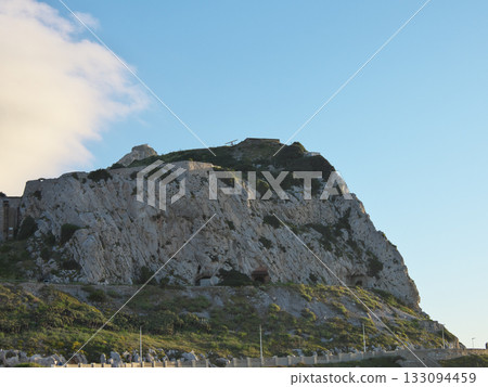 直布羅陀,易卜拉欣·易卜拉欣清真寺旁的懸崖,四月初的清晨 直布羅陀,易卜拉欣·易卜拉欣清真寺旁的懸崖,四月初的清晨 133094459