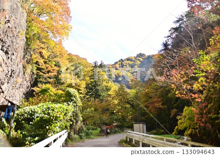 秋葉環繞的角間谷。 133094643