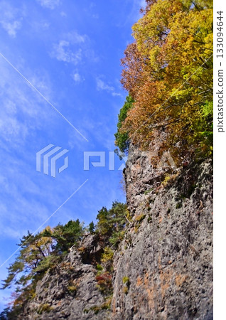 聳立在藍天的落基山 133094644