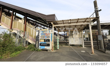 JR八公線東房生站西口，設有橋式車站大樓，檢票閘機及其他設施位於東西向自由通行的高架橋上。 133094857