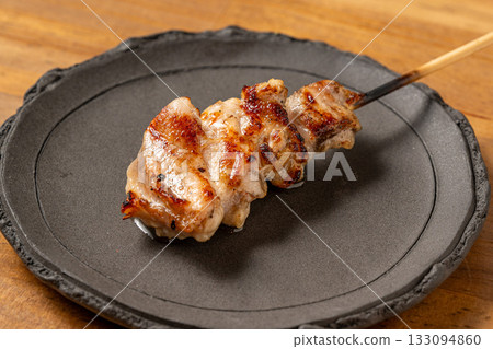 烤雞肉串在盤子裡 133094860