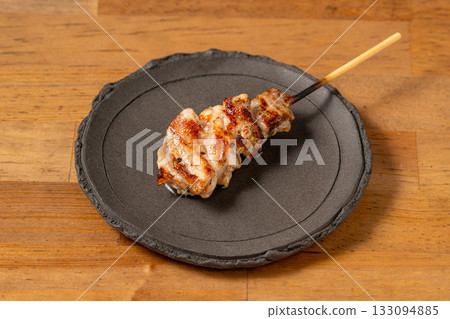 烤雞肉串在盤子裡 133094885