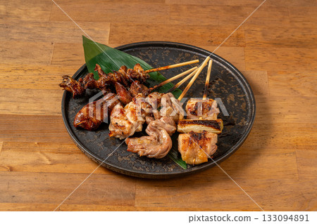 烤雞肉串在盤子裡 133094891