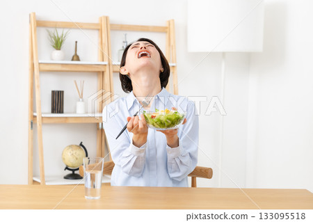 擔心自己飲食的中年女性 133095518