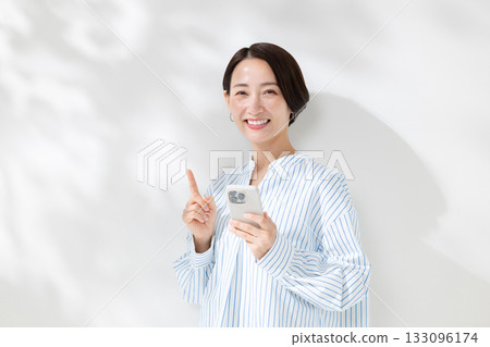 有智慧型手機的女人 133096174