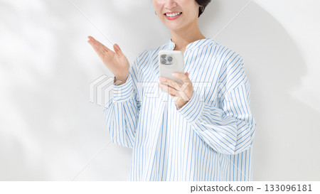 有智慧型手機的女人 133096181