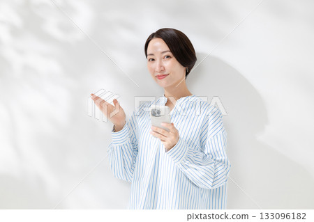 有智慧型手機的女人 133096182