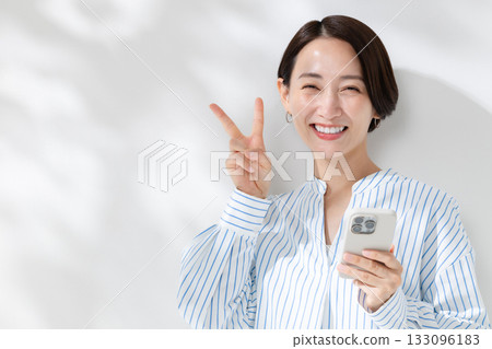 有智慧型手機的女人 133096183