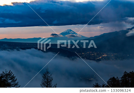 The sea of clouds over Lake Suwa and Mount Fuji towering above the clouds from the Takabocchi Plateau at dawn 133096324