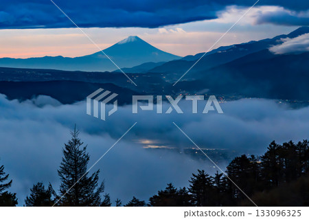 The sea of clouds over Lake Suwa and Mount Fuji towering above the clouds from the Takabocchi Plateau at dawn The sea of clouds over Lake Suwa and Mount Fuji towering above the clouds from the Takabocchi Plateau at dawn 133096325