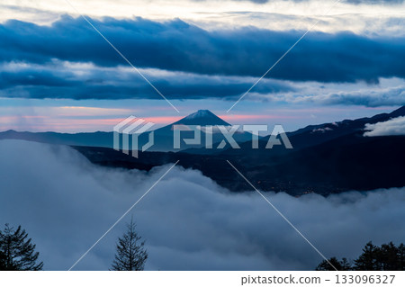 The sea of clouds over Lake Suwa and Mount Fuji towering above the clouds from the Takabocchi Plateau at dawn The sea of clouds over Lake Suwa and Mount Fuji towering above the clouds from the Takabocchi Plateau at dawn 133096327