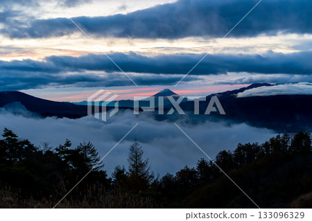 黎明時分，從高峠高原眺望，諏訪湖上空雲海翻騰，富士山巍峨聳立於雲層之上。 133096329