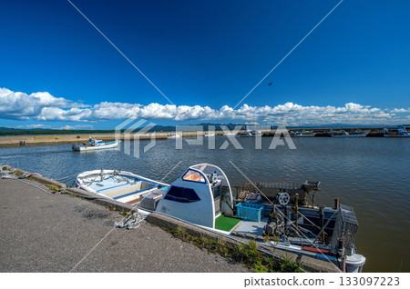 【青森縣十三漁港】這是一個以蛤蜊捕撈業聞名的漁港。鎌倉時代，該港口被稱為土佐湊，並繁榮發展。 133097223